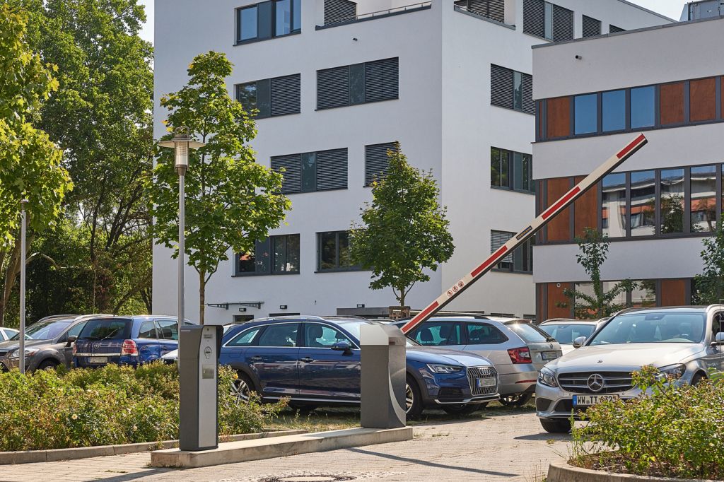 Systemy kontroli dostępu do płatnych parkingów długoterminowych zdj. 1