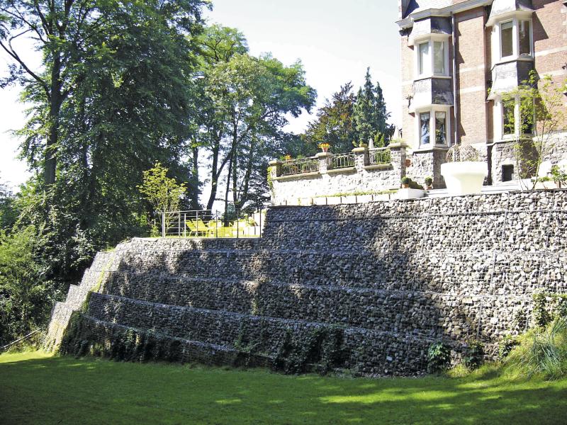 Betafence Skarpa zabezpieczona gabionami
